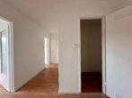 Helle 2-Zimmer-Wohnung in Nürnberg mit Balkon - Flur mit Abstellkammer