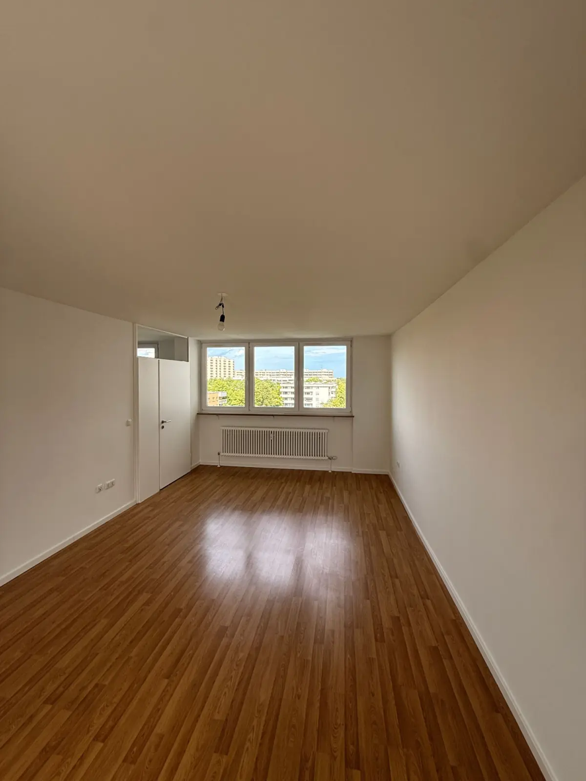 Helles Wohnzimmer mit Parkett