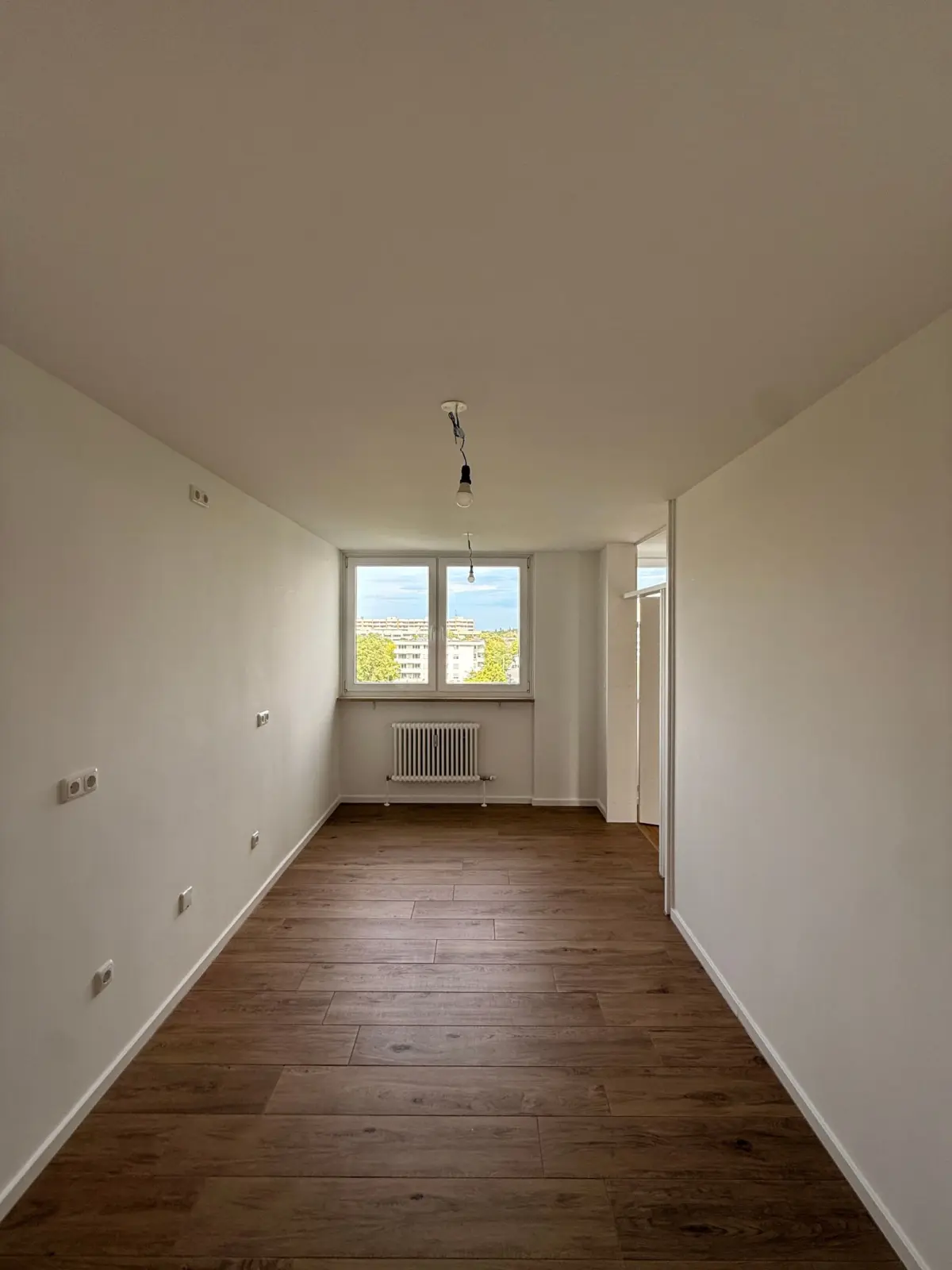 Helles Zimmer mit Parkett