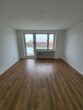 Helle, modernisierte 2-Zimmerwohnung mit Balkon in Augsburg-Oberhausen - Wohnzimmer