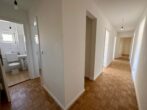 Moderne 4-Zimmer-Wohnung mit Garten in Schweinau zu vermieten - Flur mit Parkett
