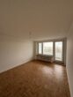 Helle 3-Zimmer-Wohnung mit Balkon in München - Karl-Marx-Ring - Leeres Zimmer mit Parkettboden