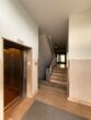 Helle 3-Zimmer-Wohnung mit Balkon in München - Karl-Marx-Ring - Flur mit Aufzug und Treppe