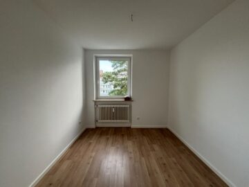 Schöne, modernisierte 2,5-Zimmer-Wohnung mit Balkon in Augsburg-Kriegshaber ab sofort frei, 86156 Augsburg, Etagenwohnung