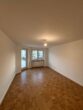 Helle 3-Zimmer-Wohnung mit Balkon in München - Leeres Wohnzimmer mit Parkett