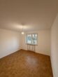 Helle 3-Zimmer-Wohnung mit Balkon in München - Leeres Zimmer mit Fenster