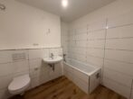 Helles 3-Zimmer-Apartment mit Balkon und Parkett in München Karl-Marx-Ring - Modernes Badezimmer