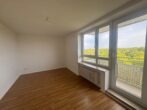 große familienfreundliche 3,5-Zimmer-Wohnung in zentraler Lage von Neuperlach - Schlafzimmer mit Balkon