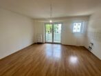 Heller Balkon mit grüner Aussicht in 3 Zimmern in München – Deisenhofener Straße - Wohnzimmer.JPEG