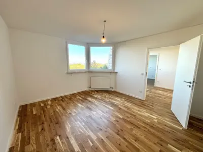 großzügig geschnittene 3-Zimmer-Wohnung in zentraler Lage von Neuperlach mit Bergblick, 81737 München, Etagenwohnung