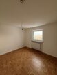 Moderne 3-Zimmer-Wohnung mit Stadtblick in München - Leeres Zimmer mit Fenster