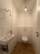 Moderne 3-Zimmer-Wohnung mit Stadtblick in München - Modernes Gäste-WC