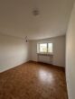Moderne 3-Zimmer-Wohnung mit Stadtblick in München - Leeres Zimmer mit Parkettboden