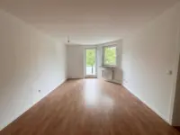 Helles Wohnzimmer mit Balkon