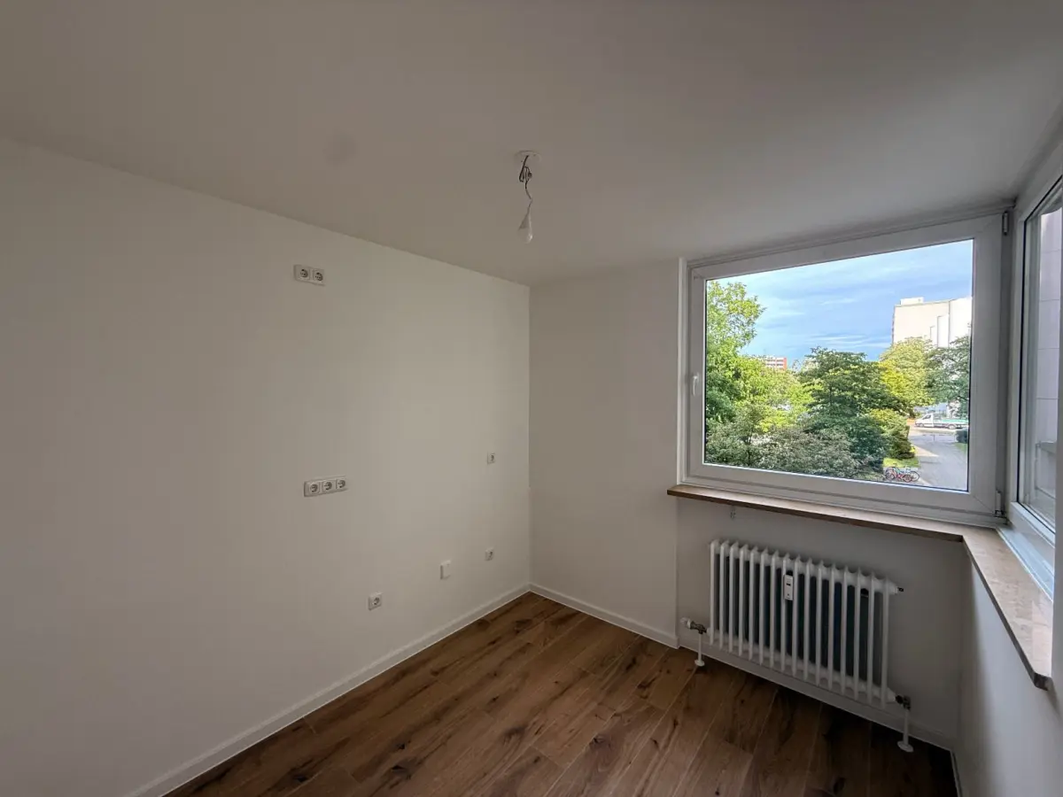 Helles Zimmer mit Fenster