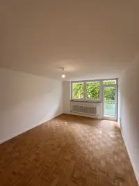 Helles Wohnzimmer mit Parkett