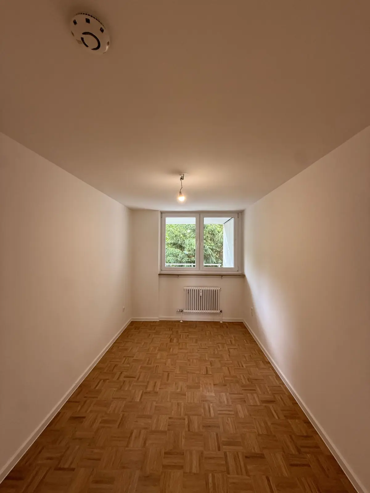 Leerer Raum mit Holzfußboden