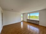Schöne, helle und renovierte 2-Zimmer-Wohnung mit Balkon nähe Augsburg-Kuhsee zu vermieten - Helles Wohnzimmer mit Balkon