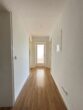 Schöne, helle und renovierte 2-Zimmer-Wohnung mit Balkon nähe Augsburg-Kuhsee zu vermieten - Heller Flur mit Holzboden