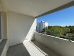 Schöne, helle und renovierte 2-Zimmer-Wohnung mit Balkon nähe Augsburg-Kuhsee zu vermieten - Helle Loggia mit Ausblick