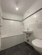 Schöne, helle und renovierte 2-Zimmer-Wohnung mit Balkon nähe Augsburg-Kuhsee zu vermieten - Modernes Badezimmer