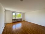 Schöne, helle und renovierte 2-Zimmer-Wohnung mit Balkon nähe Augsburg-Kuhsee zu vermieten - Helles Wohnzimmer mit Balkon