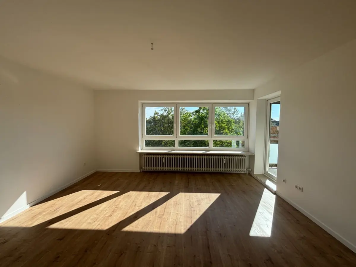 Helles Wohnzimmer mit Balkon