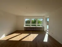Helles Wohnzimmer mit Balkon