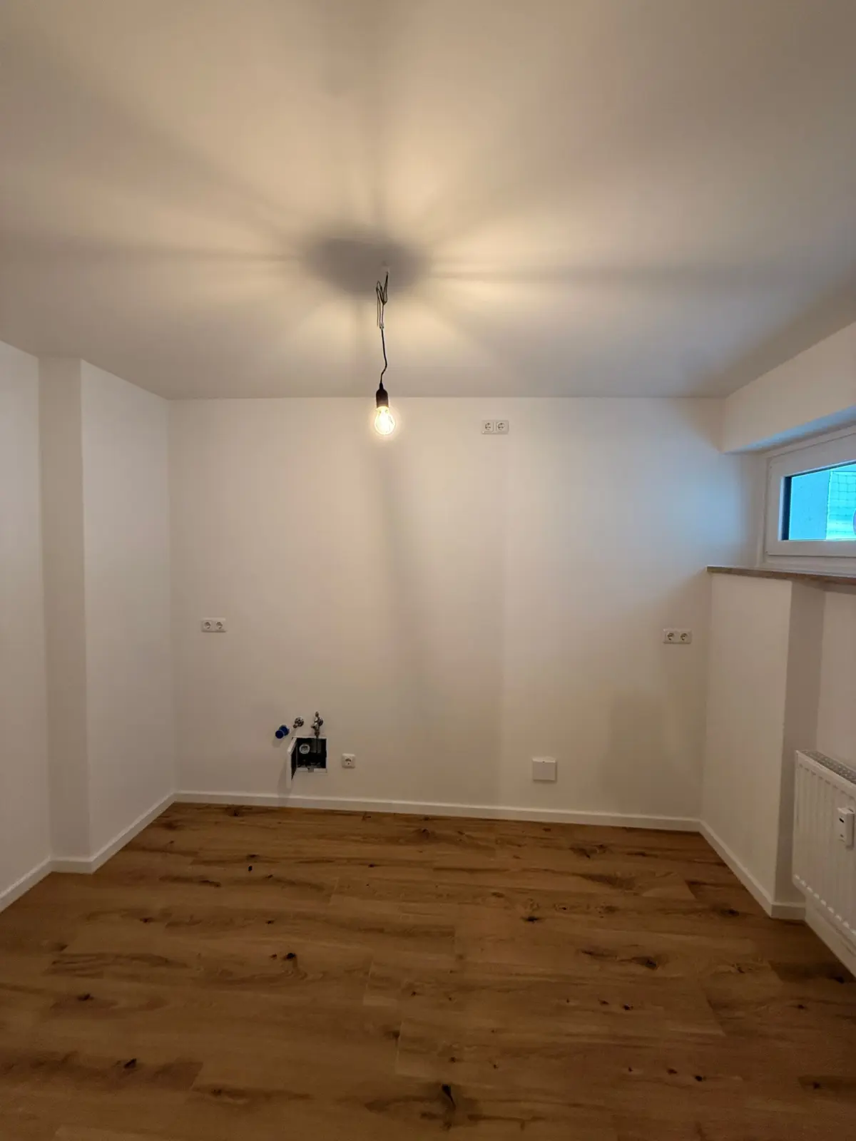Leerer Raum mit Holzfußboden