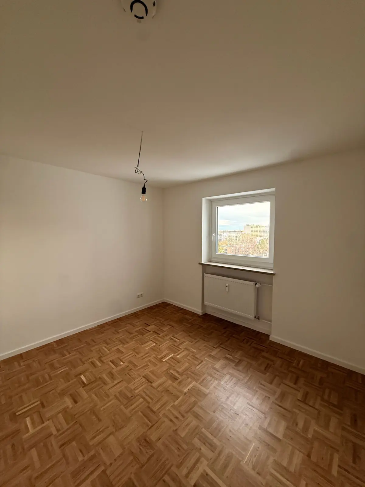 Leeres Zimmer mit Fenster
