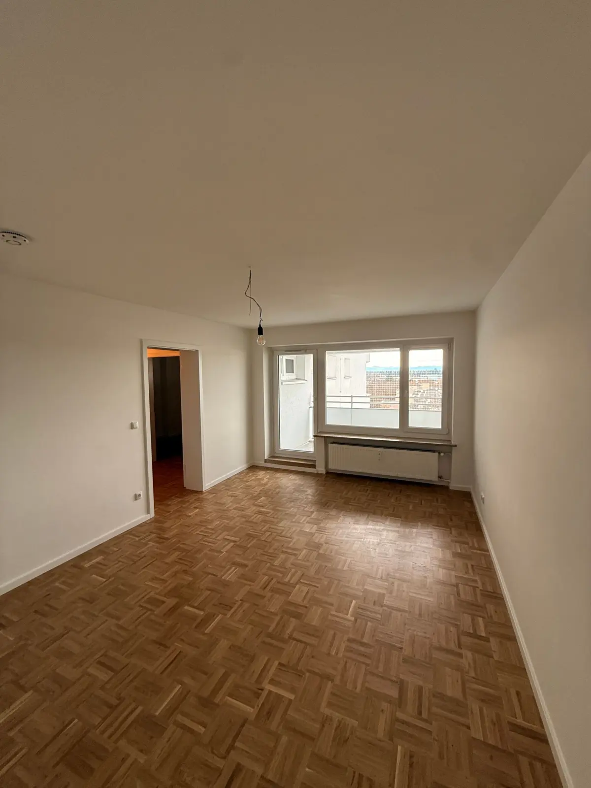 Leeres Zimmer mit Parkett
