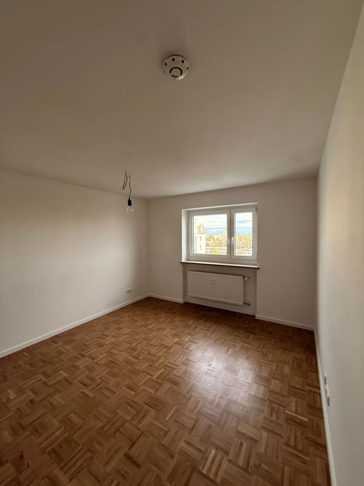 Leeres Zimmer mit Parkettboden