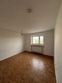Leeres Zimmer mit Parkettboden
