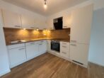 Schöne helle 4-Zimmer-Wohnung mit Balkon und Einbauküche - zentral gelegen - Moderne Küche mit Holzoptik