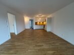 Schöne helle 4-Zimmer-Wohnung mit Balkon und Einbauküche - zentral gelegen - Modernes Wohnzimmer