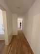 Schöne helle 4-Zimmer-Wohnung mit Balkon und Einbauküche - zentral gelegen - Moderner Flur mit Parkett
