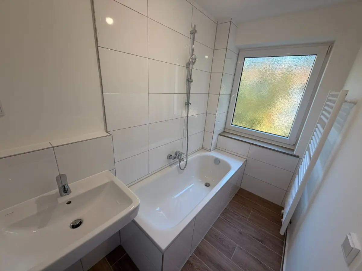 Helles Badezimmer mit Fenster