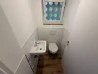 Kleines Badezimmer mit WC