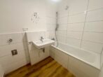 Wunderschöne 3,5-Zimmer-Wohnung mit zwei Balkonen in zentraler Lage von Neuperlach - Modernes Badezimmer