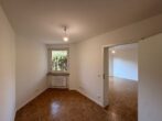 Terrassenwohnung mit 1,5 Zimmern und Parkett in München - Leerer Raum mit Holzfußboden