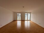 Helle 2-Zimmer-Wohnung mit Balkon in Fürth Ronhof - Wohnzimmer mit Balkon