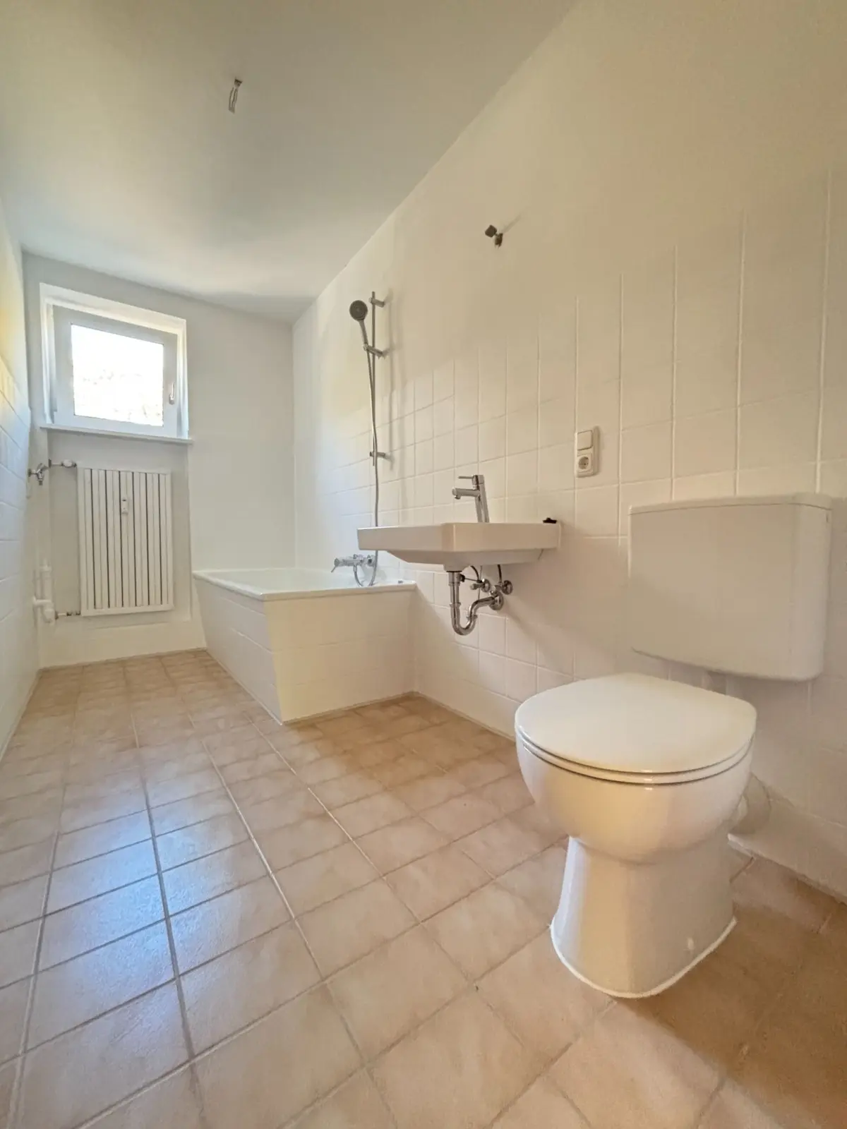 Helles Badezimmer mit Wanne