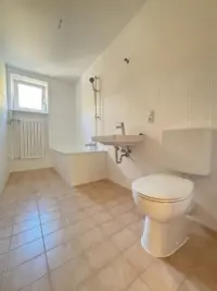 Helles Badezimmer mit Wanne