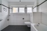 Großzügig geschnittene 3-Zimmer-Wohnung mit Loggia in Lenting zu vermieten - Badezimmer