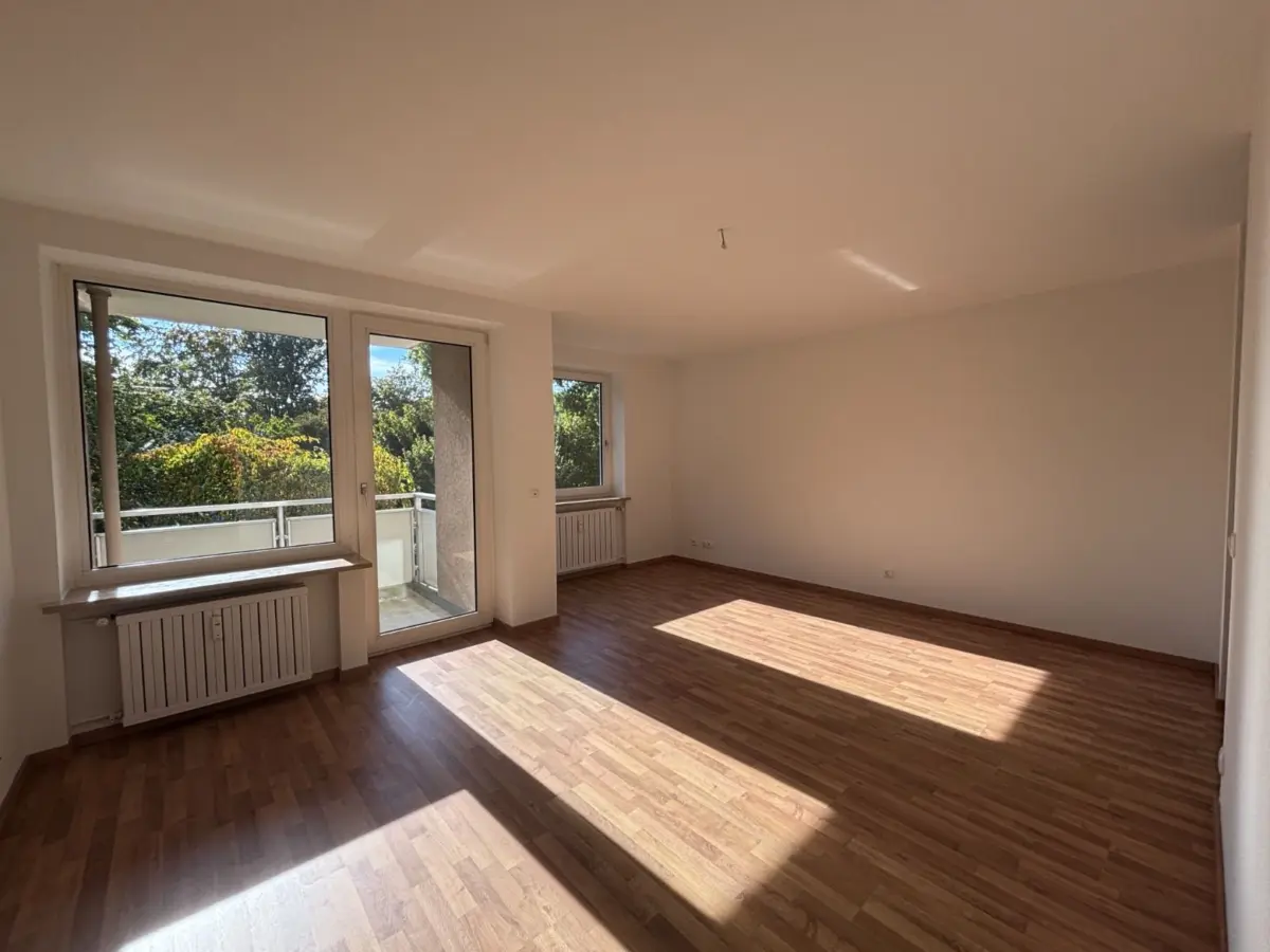 Helles Wohnzimmer mit Loggia