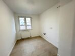 Gemütlich & gut gelegen: 2,5-Zimmer-Wohnung mit Südloggia in Moosach - Leere Küche mit Fenster