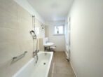 Gemütlich & gut gelegen: 2,5-Zimmer-Wohnung mit Südloggia in Moosach - Helles Badezimmer mit Fenster