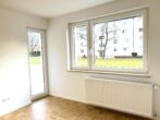 Gemütlich & gut gelegen: 2,5-Zimmer-Wohnung mit Südloggia in Moosach - Helles Wohnzimmer