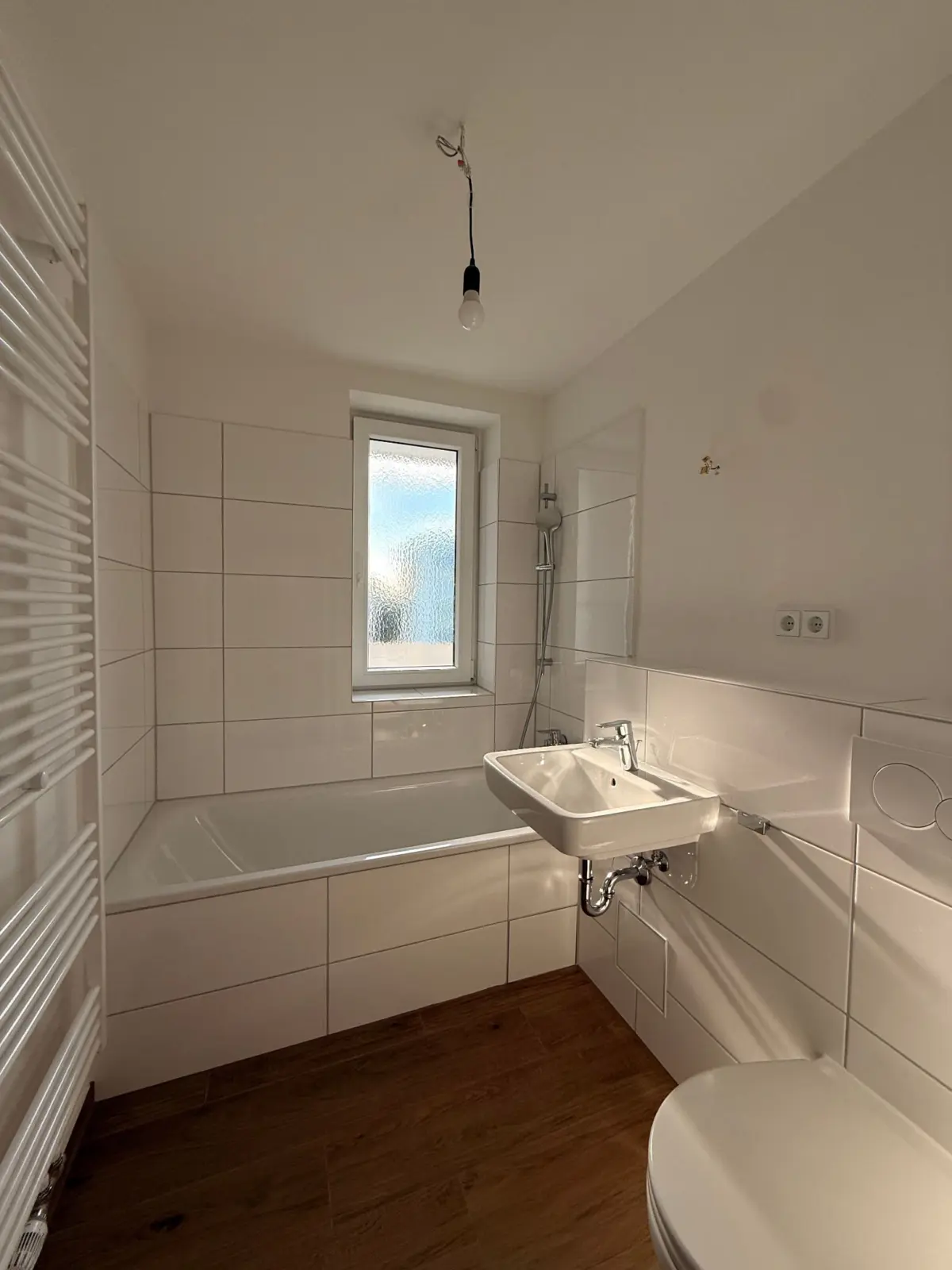 Helles Badezimmer im Neubau