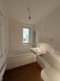 Helles Badezimmer im Neubau